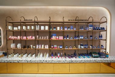 KUALA LUMPUR, MALAYSIA - 27 Mayıs 2023: Metrojaya 'nın LaLaport Bukit Bintang Şehir Merkezi' ndeki Organik Laboratuvarında sergilenen eşyalar.