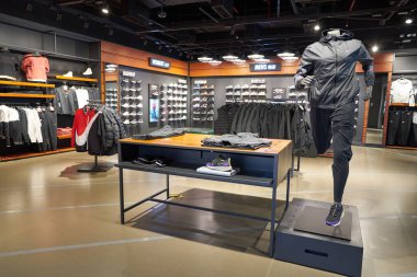 ŞENZHEN, ÇİN - 21 Kasım 2019: Shenzhen 'deki 9 Meydan alışveriş merkezinde Nike mağazasının içi.