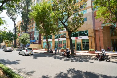 HO CHI MINH CITY, VİETNAM - 26 Mart 2023: Ho Chi Minh City 'deki HSBC bankasının sokak manzarası.