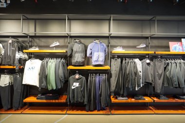 ŞENZHEN, ÇİN - 21 Kasım 2019: Shenzhen 'deki 9 Meydan alışveriş merkezinde Nike mağazasının içi.