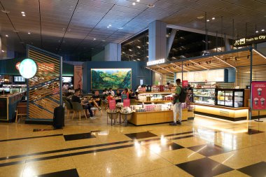 SINGAPORE - Kasım 06, 2023 Singapur Changi Havaalanı Terminali 'nde Starbucks Kahvesi.