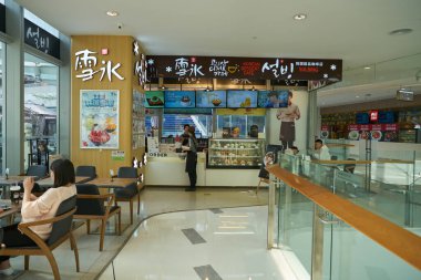 ŞENZHEN, ÇİN - 21 Kasım 2019: Shenzhen 'deki 9 kare alışveriş merkezinde somurtmak. Sulbing Güney Kore merkezli bir tatlı kafe zinciri..