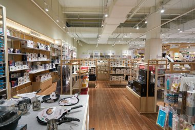 KUALA LUMPUR, MALAYSIA - 27 Mayıs 2023: LaLaport Bukit Şehir Merkezi 'ndeki Metrojaya mağazasının iç çekimleri.