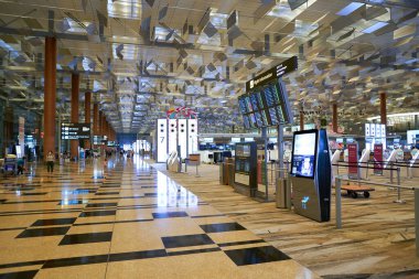 SINGAPORE - NOVEMBER 06, 2023: Singapur Changi Havaalanı Terminali 'nde dijital uçuş bilgi görüntüleme sistemi.