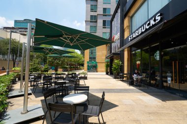 HO CHI MINH CITY, VİETNAM - 26 Mart 2023: Ho Chi Minh City 'deki Starbucks kahvesinin sokak manzarası.