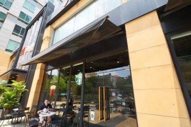 HO CHI MINH CITY, VİETNAM - 26 Mart 2023: Ho Chi Minh City 'deki Starbucks Kahvesine Giriş.