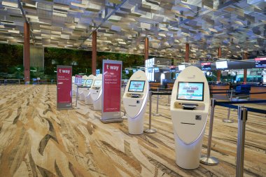 SINGAPORE - NOVEMBER 06, 2023: Singapur Changi Havaalanı Terminali 3 'te kendi kendine giriş yapan kiosklar.