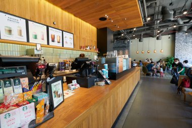 HO CHI MINH CITY, VİETNAM - 26 Mart 2023: Ho Chi Minh City 'deki Starbucks Kahve' nin iç çekimi.