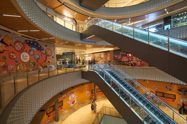 KUALA LUMPUR, MALAYSIA - 27 Mayıs 2023: LaLaport Bukit Bintang Şehir Merkezi alışveriş merkezinin iç çekimi.