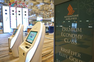 SINGAPORE - NOVEMBER 06, 2023: Singapur Changi Havaalanı Terminali 3 'te kendi kendine giriş yapan kiosklar.
