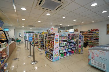 KUALA LUMPUR, MALAYSIA - CIRCA MAYIS, 2023: Kuala Lumpur 'daki FamilyMart marketinin içi.