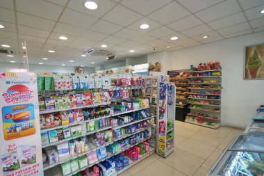 KUALA LUMPUR, MALAYSIA - CIRCA MAYIS, 2023: Kuala Lumpur 'daki FamilyMart marketinin içi.