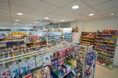 KUALA LUMPUR, MALAYSIA - CIRCA MAYIS, 2023: Kuala Lumpur 'daki FamilyMart marketinin içi.
