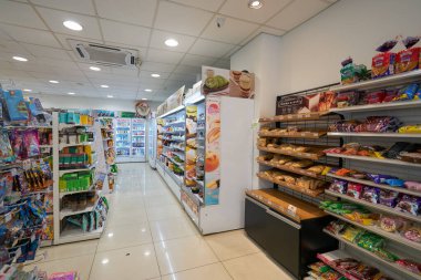 KUALA LUMPUR, MALAYSIA - CIRCA MAYIS, 2023: Kuala Lumpur 'daki FamilyMart marketinin içi.