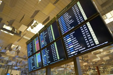 SINGAPORE - NOVEMBER 06, 2023: Singapur Changi Havaalanı Terminali 'nde dijital uçuş bilgi görüntüleme sistemi.