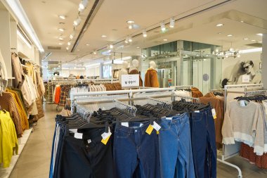 ŞENZHEN, ÇİN - 21 Kasım 2019: Shenzhen 'deki 9 kare alışveriş merkezindeki H ve M mağazasının içi.