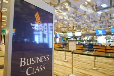 SINGAPORE - NOVEMBER 07, 2023: Singapur Havayolları Business Class check-in area in Changi Airport Terminal 3.