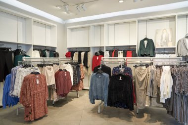 ŞENZHEN, ÇİN - 21 Kasım 2019: Shenzhen 'deki 9 kare alışveriş merkezindeki H ve M mağazasının içi.