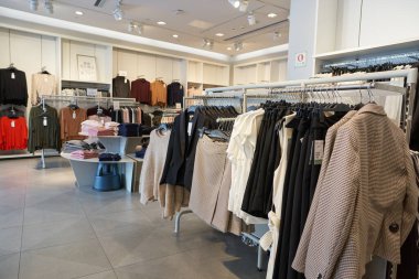 ŞENZHEN, ÇİN - 21 Kasım 2019: Shenzhen 'deki 9 kare alışveriş merkezindeki H ve M mağazasının içi.