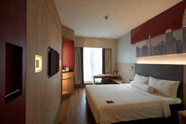 KUALA LUMPUR, MALAYSIA - CIRCA MAYIS, 2023: Ibis Kuala Lumpur Şehir Merkezi 'ndeki misafir odasının iç çekimi.