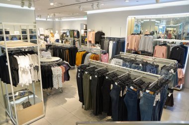 ŞENZHEN, ÇİN - 21 Kasım 2019: Shenzhen 'deki 9 kare alışveriş merkezindeki H ve M mağazasının içi.