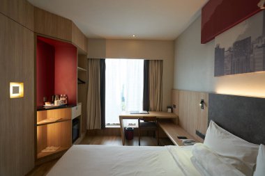 KUALA LUMPUR, MALAYSIA - CIRCA MAYIS, 2023: Ibis Kuala Lumpur Şehir Merkezi 'ndeki misafir odasının iç çekimi.