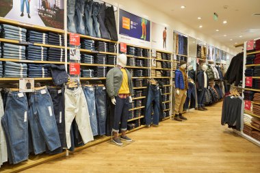 ŞENZHEN, ÇİN - 21 Kasım 2019: Shenzhen 'deki 9 Meydan alışveriş merkezinde Uniqlo mağazasının içi.