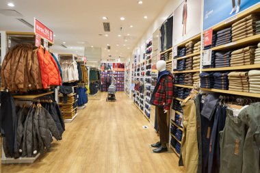 ŞENZHEN, ÇİN - 21 Kasım 2019: Shenzhen 'deki 9 Meydan alışveriş merkezinde Uniqlo mağazasının içi.