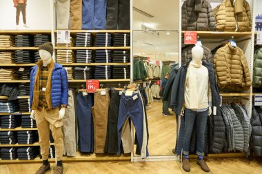 ŞENZHEN, ÇİN - 21 Kasım 2019: Shenzhen 'deki 9 Meydan alışveriş merkezinde Uniqlo mağazasının içi.