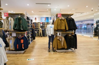 ŞENZHEN, ÇİN - 21 Kasım 2019: Shenzhen 'deki 9 Meydan alışveriş merkezinde Uniqlo mağazasının içi.