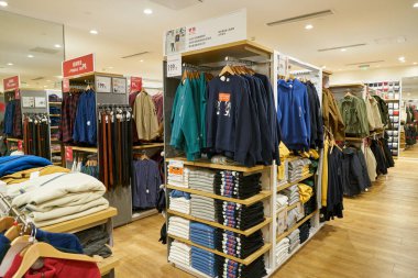 ŞENZHEN, ÇİN - 21 Kasım 2019: Shenzhen 'deki 9 Meydan alışveriş merkezinde Uniqlo mağazasının içi.