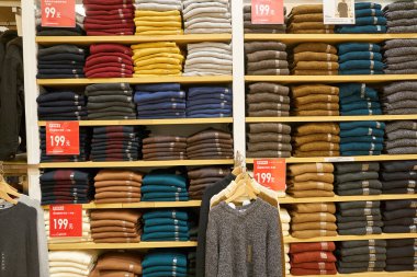 ŞENZHEN, ÇİN - 21 Kasım 2019: Shenzhen 'deki 9 Meydan alışveriş merkezinde Uniqlo mağazasının içi.