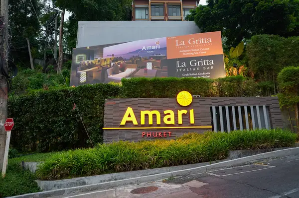 PHUKET, THAILAND - MAYIS 04, 2023: akşam görülen Amari Phuket tabelasının sokak manzarası.