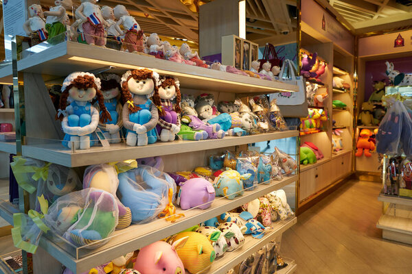 ПХЮКЕТ, Таиланд - 09 мая 2023 года: товары в магазине Sai Jai Thai на территории международного аэропорта Пхукета.