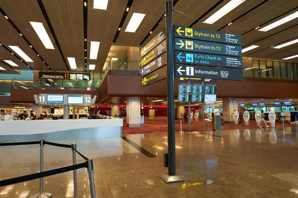 SINGAPORE - NOVEMBER 04, 2023: Singapur Changi Havaalanı Terminali 1.