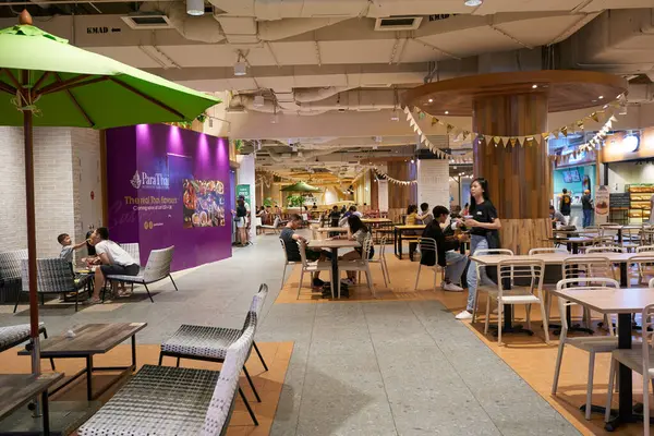 KUALA LUMPUR, MALAYSIA - 27 Mayıs 2023: LaLaport Bukit Şehir Merkezi Alışveriş Merkezi 'ndeki Garden Dining Food Court' un iç çekimi. 