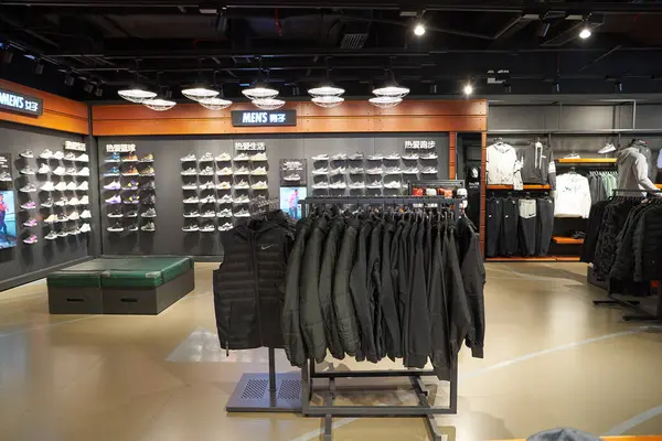 ŞENZHEN, ÇİN - 21 Kasım 2019: Shenzhen 'deki 9 Meydan alışveriş merkezinde Nike mağazasının içi.