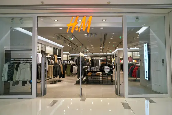 stock image SHENZHEN, CHINA - NOVEMBER 21, 2019: entrance to H and M store at 9 Square shopping center in Shenzhen.