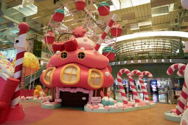 SINGAPORE - NOVEMBER 07, 2023: Singapur Changi Havaalanı Terminali 'nde Noel süslemeleri.