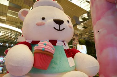 SINGAPORE - NOVEMBER 07, 2023: Singapur Changi Havaalanı Terminali 'nde Noel süslemeleri.