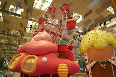 SINGAPORE - NOVEMBER 07, 2023: Singapur Changi Havaalanı Terminali 'nde Noel süslemeleri.