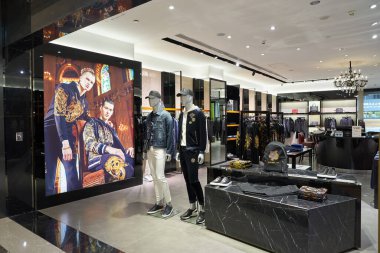 ŞENZHEN, ÇİN - 21 Kasım 2019: Shenzhen 'deki 9 Meydan alışveriş merkezindeki VJC mağazasında giysi sergileniyor.