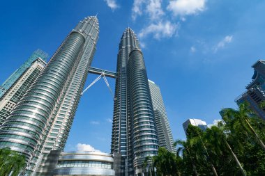 KUALA LUMPUR, MALAYSIA - 29 MAYIS 2023: Kuala Lumpur 'daki Petronas Kulelerinin sokak manzarası.