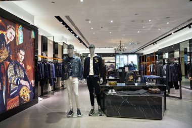 ŞENZHEN, ÇİN - 21 Kasım 2019: Shenzhen 'deki 9 Meydan alışveriş merkezindeki VJC mağazasında giysi sergileniyor.