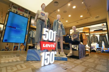 KUALA LUMPUR, MALAYSIA - CIRCA MAYIS, 2023: Kuala Lumpur 'daki Suria KLCC alışveriş merkezinde Levi' nin mağazasında giydirilmiş mankenler.