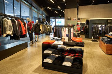 ŞENZHEN, ÇİN - 21 Kasım 2019: Shenzhen 'deki 9. Kare alışveriş merkezinde Calvin Klein kot mağazasının içi.