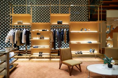 SINGAPORE - NOVEMBER 07, 2023: Singapur Changi Havaalanı 'ndaki Louis Vuitton mağazasında sergilenen mallar. Louis Vuitton, Fransız lüks moda evi..