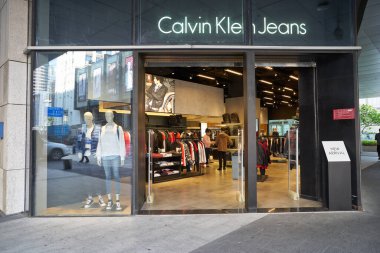 ŞENZHEN, ÇİN - 21 Kasım 2019: Shenzhen 'deki 9 Meydan alışveriş merkezinde Calvin Klein kot mağazasının girişi.