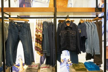 KUALA LUMPUR, MALAYSIA - CIRCA MAYIS, 2023: Kuala Lumpur 'daki Suria KLCC alışveriş merkezinde Levi' nin mağazasının iç çekimi.