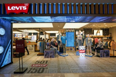 KUALA LUMPUR, MALAYSIA - CIRCA MAYIS, 2023: Kuala Lumpur 'daki Suria KLCC alışveriş merkezine giriş.